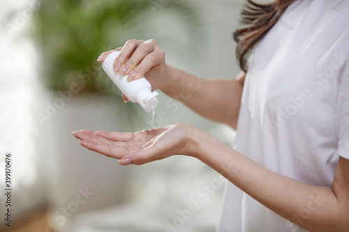 Wallpaper Mural 집에서 손소독제를 바르는 여성 Torontodigital.ca
