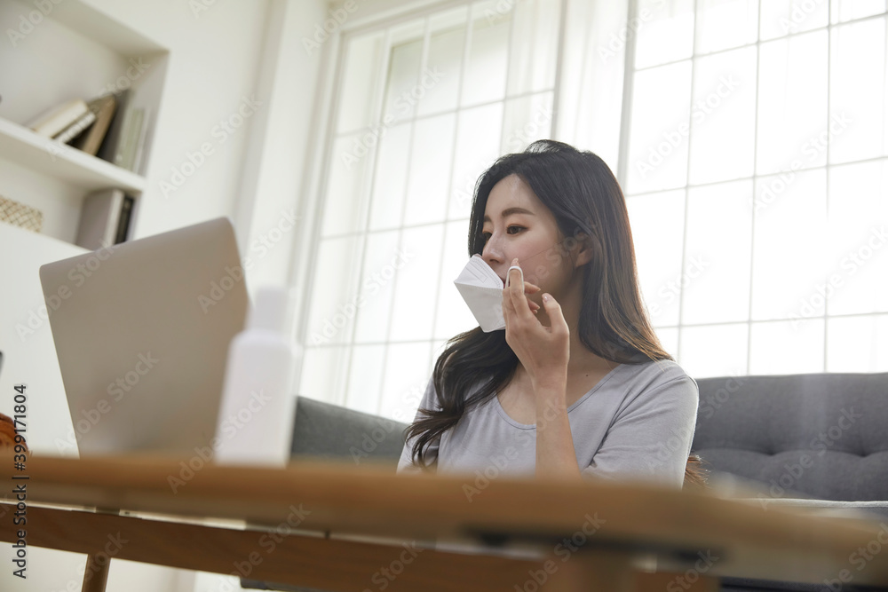 재택근무를 하고있는 여성 재택근무를 하고있는 여성