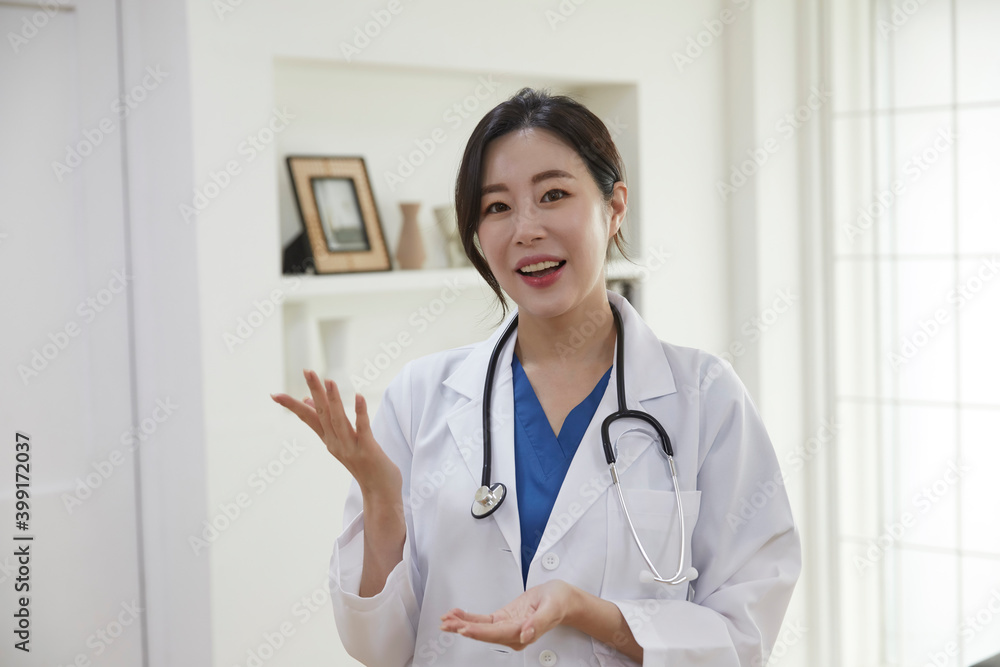 하얀색 가운을 입은 여성 의사 하얀색 가운을 입은 여성 의사