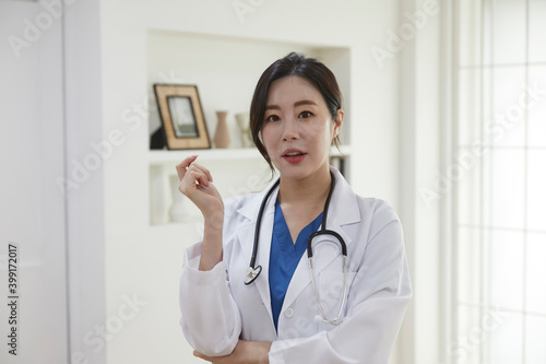 하얀색 가운을 입은 여성 의사