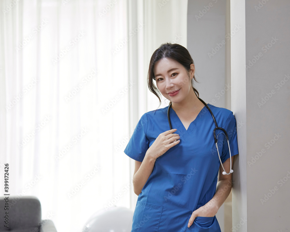 파란색 수술복을 입은 여성 의사 파란색 수술복을 입은 여성 의사
