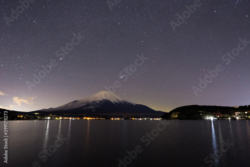 富士山と山中湖の夜景
