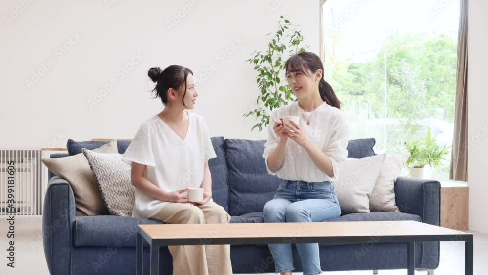 ソファーで話す女性 ソファーで話す女性