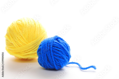 青色と黄色の毛糸玉