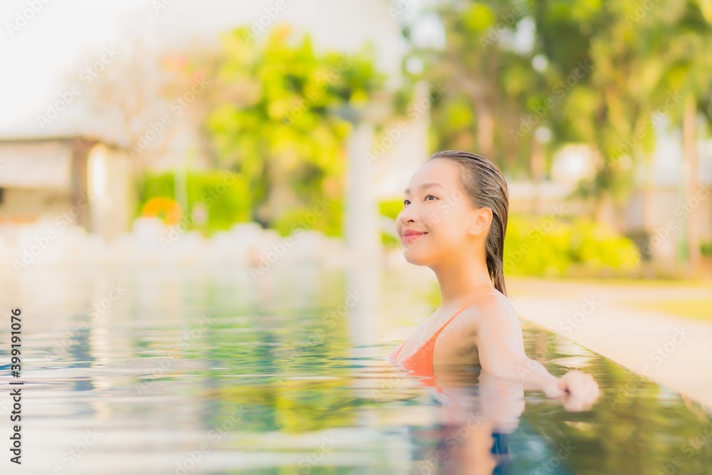 Naklejka premium Portrait beautiful young asian woman relax smile leisure around outdoor swimming pool nearly sea beach ocean