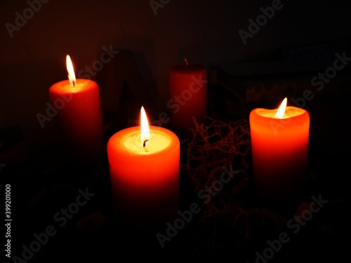 3. Adventsonntag  3 brennende Kerzen am Adventkranz