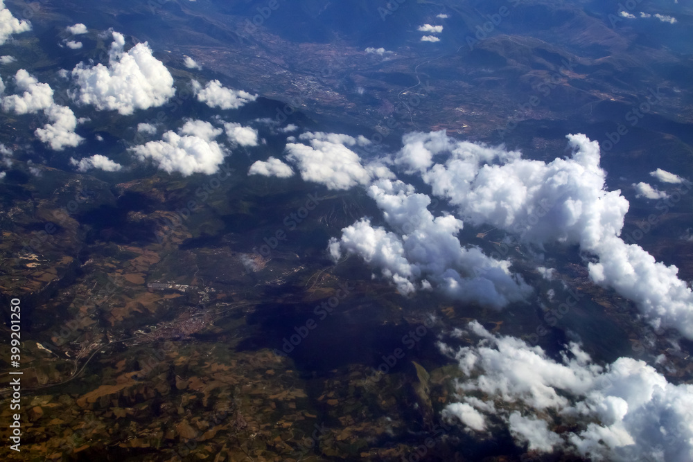 Nubes sobre la región de Abruzzo en Italia. Vista aérea desde la ventana de un vuelo comercial.