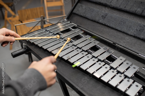 Foto man playing metal xylophone percussion musical instrument