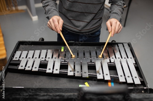 Obraz na płótnie man playing metal xylophone percussion musical instrument w salonie