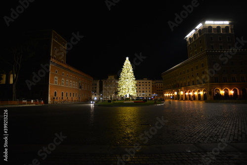 Fototapeta Naklejka Na Ścianę i Meble -  Roma Albero Natale 2020 Piazza Venezia