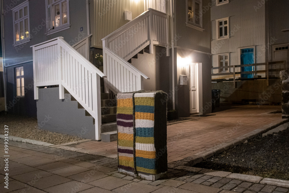 Naklejka premium Urban Knitting - ein warm einstrickter Stromverteilerkast in der Hverfisgata in Reykjavik.