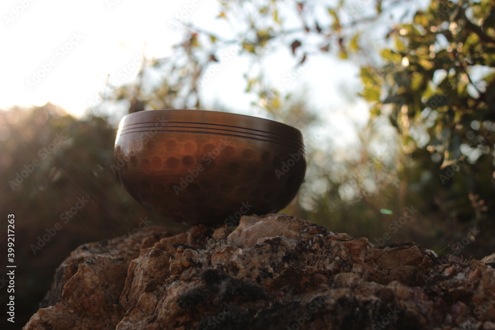 relaxation aux bol tibétain Stock Photo | Adobe Stock