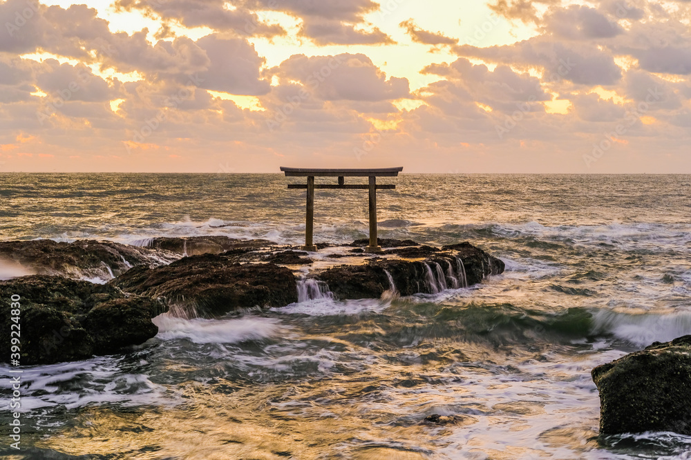 茨城県東茨城郡大洗町の海にある鳥居と朝焼け