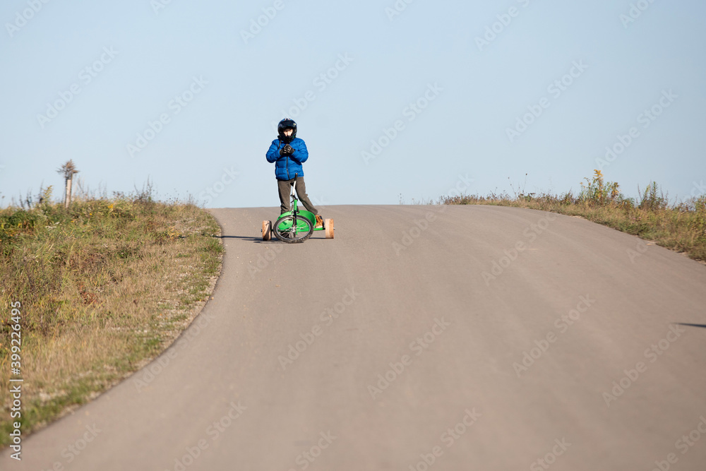 Obraz premium drift trike, drift trike coming down, trike drifting