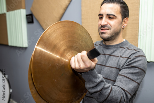 Photos man playing musical instrument metal cymbals of orchestra