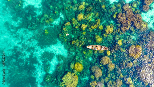 Fotografia Aerial view of beautiful landscape, tourism boats, and people swimming on the sea and beach on May Rut island (a tranquil island with beautiful beach) in Phu Quoc, Kien Giang, Vietnam
