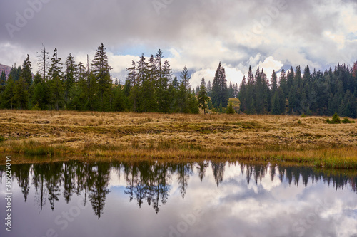 Fototapeta Naklejka Na Ścianę i Meble -  Mountain lake and reflection