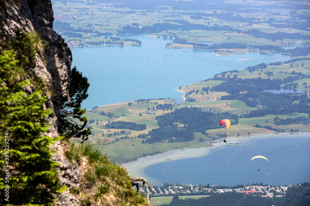 Obraz premium Paragliders flying over Bavarian lake Forggensee