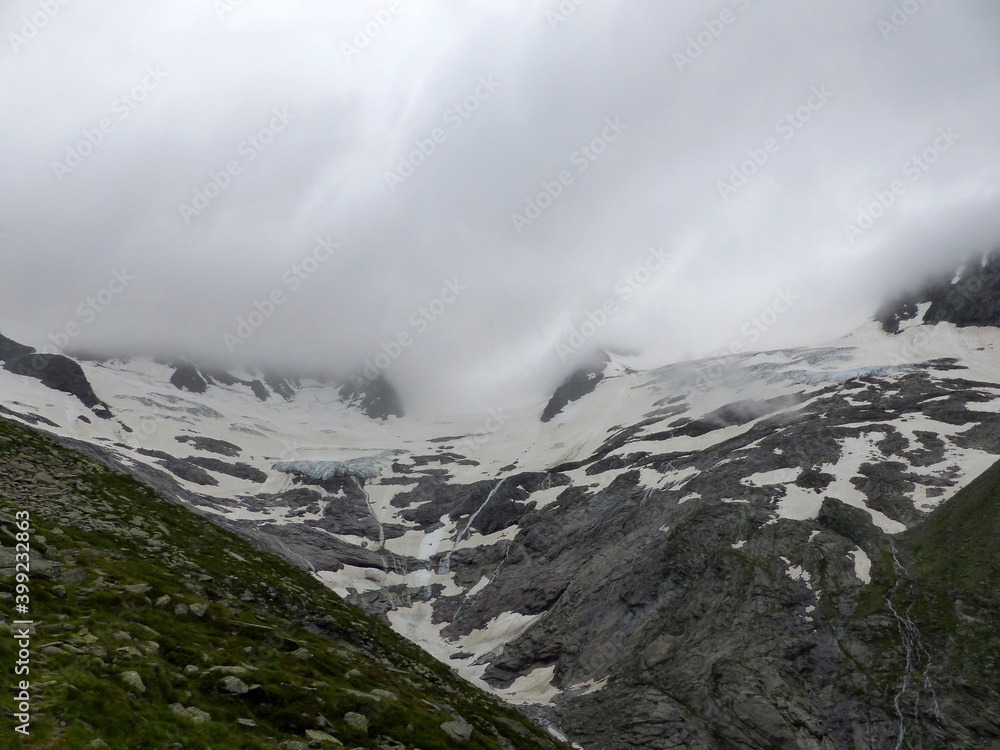 Berlin high path, Zillertal Alps in Tyrol, Austria Berlin high path, Zillertal Alps in Tyrol, Austria
