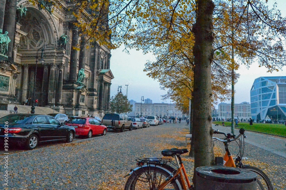 Fototapeta premium 05.11.2011. Berlin. Germany. In front of the Berliner Dom with cars, bicycle and yellow dried leaves on the cobblestone street.