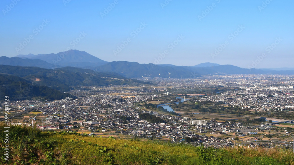 Fototapeta premium 盆地の中を流れる一筋の河川