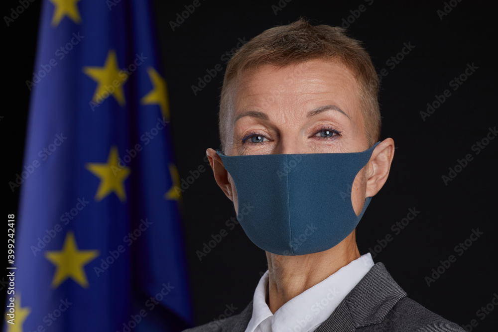 Φωτογραφία Close up portrait of mature woman wearing mask and looking at camera while stand