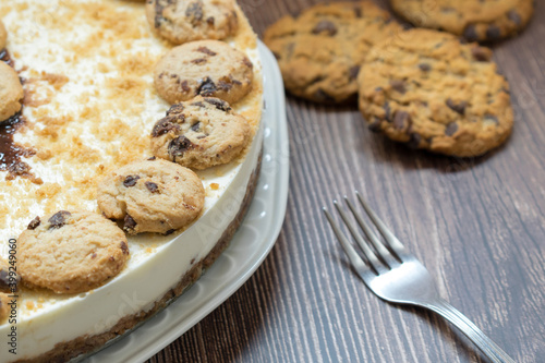 Closeup of a creamy cheesecake with chocolate chip cookies
