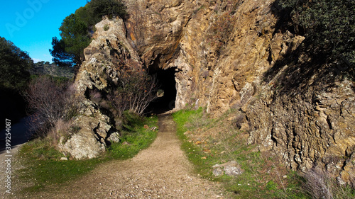 widok skała tunel trawa drzewo