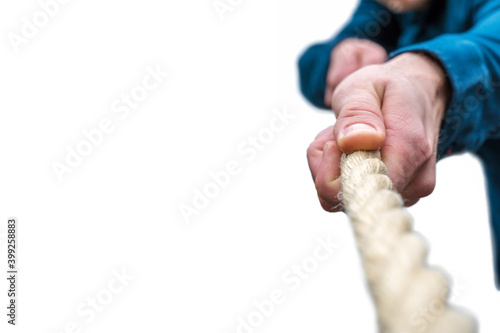 Foto Mann im blauem Hemd zieht ein dickes Seil vor weißem Hintergrund mit Textfreirau