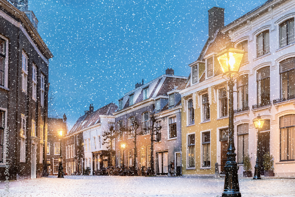 Φωτογραφία Winter view with snowfall of houses on the Pieterskerkhof in the old Dutch city