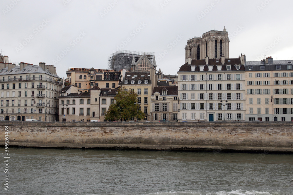 blick auf die vom brand zerstörte kathedrale notre-dame