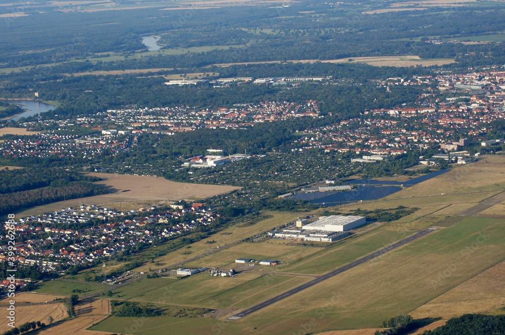 Blick von oben auf ein gepflügtes Feld in Dessau-Roßlau 