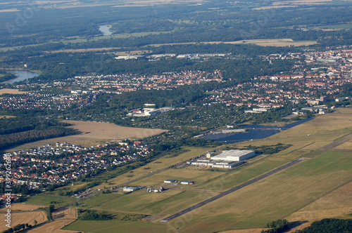 Blick von oben auf ein gepflügtes Feld in Dessau-Roßlau 