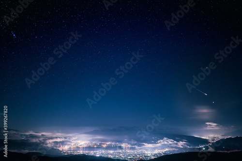 諏訪湖の夜景と流れ星