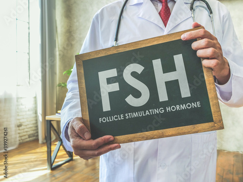 Tableau sur toile Doctor holds sign FSH Follicle stimulating hormone on the desk.