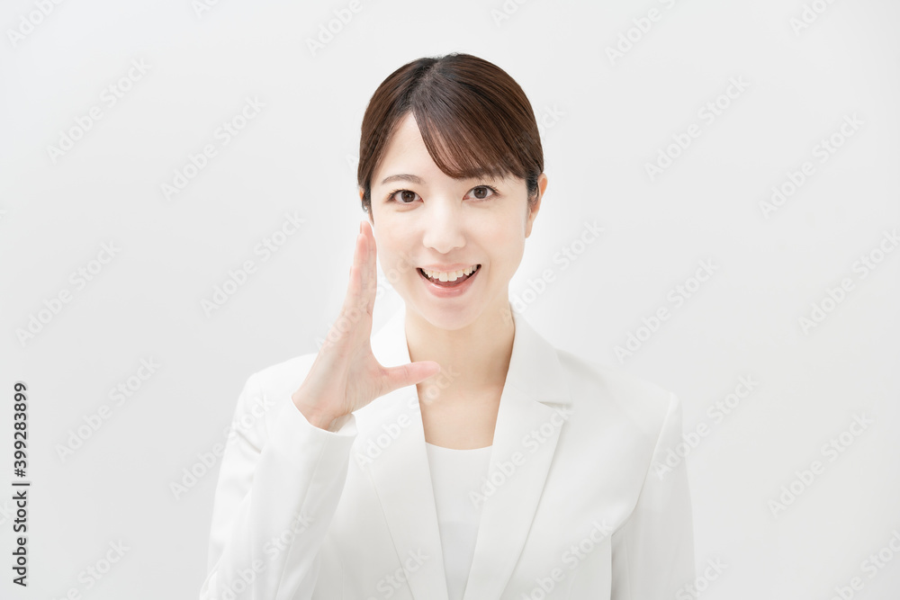 応援のポーズをするビジネスウーマン