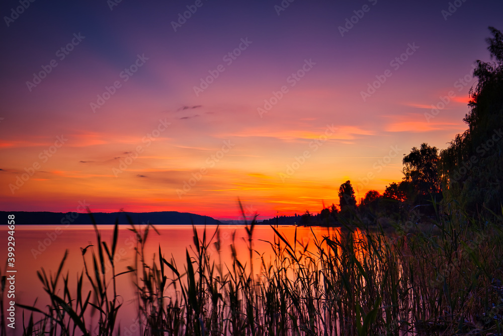 Die Sonne taucht den Bodensee in ein leuchtendes Rot Die Sonne taucht den Bodensee in ein leuchtendes Rot