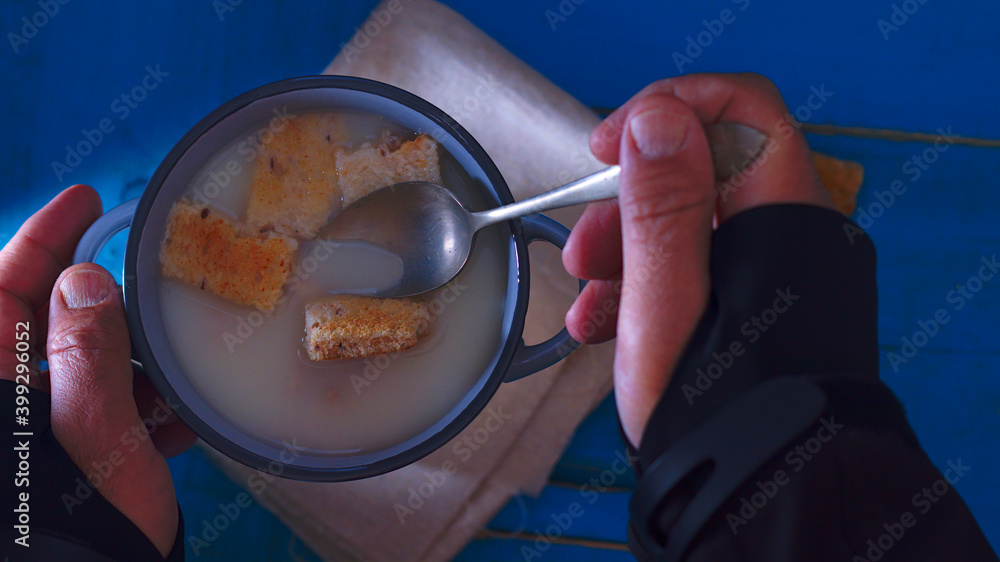 Consomé o sopa de pollo con verduras, cocina casera para días de frío