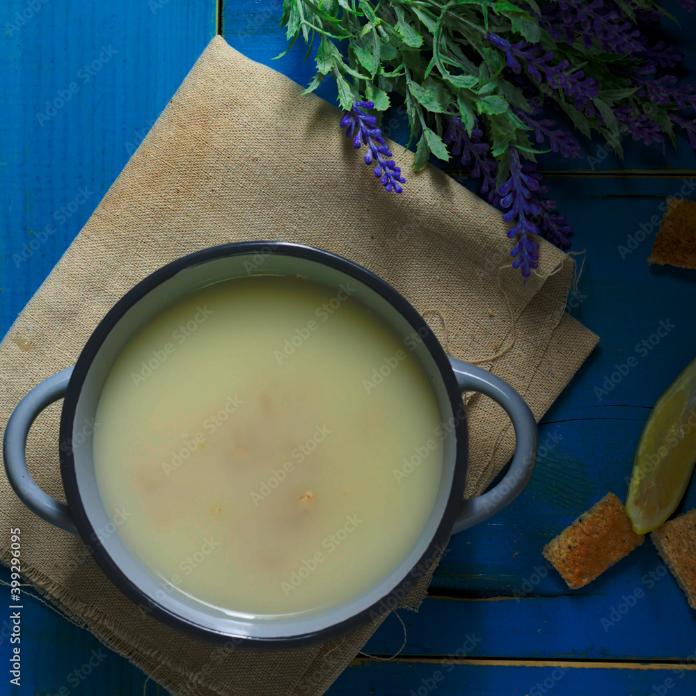 Consomé o sopa de pollo con verduras, cocina casera para días de frío