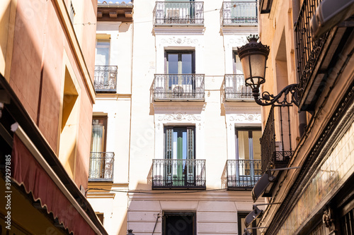 Billede på lærred Old historic houses with windows, balconies and streetlight in Madrid
