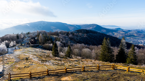 Góry, Beskid Śląski, widok z Równicy w zimie. Śląsk, Polska