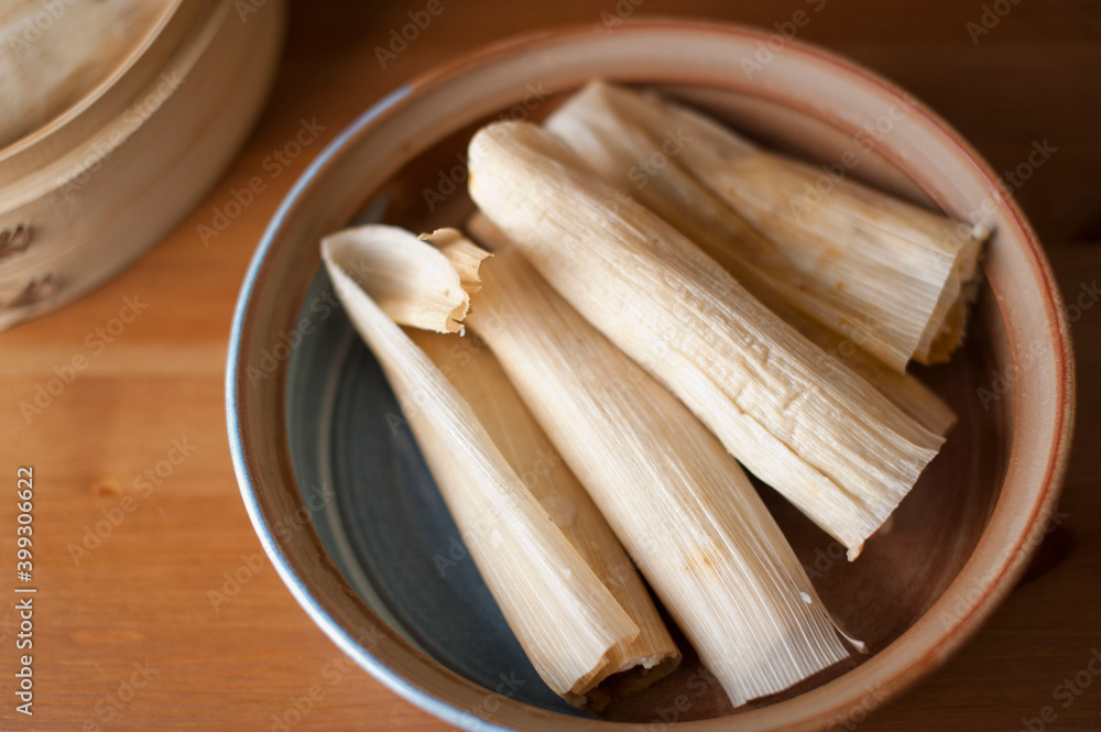 Tamales. Classic méso-américain or Mexican cuisine. Seasoned Meats wrapped in masa dough and steamed in corn husks or banana leaves. Traditional regional cuisine. Tamales. Classic méso-américain or Mexican cuisine. Seasoned Meats wrapped in masa dough and steamed in corn husks or banana leaves. Traditional regional cuisine.