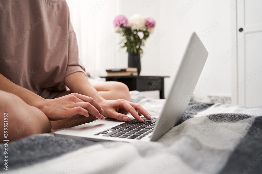 Naklejka premium Woman texting with friends