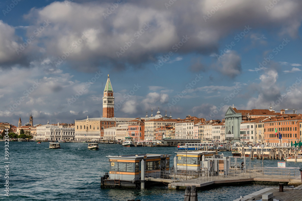 Fototapeta premium Vista di Venezia dalla laguna