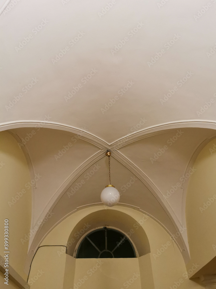 Soffitto antico a volte e archi con lampadario Soffitto antico a volte e archi con lampadario