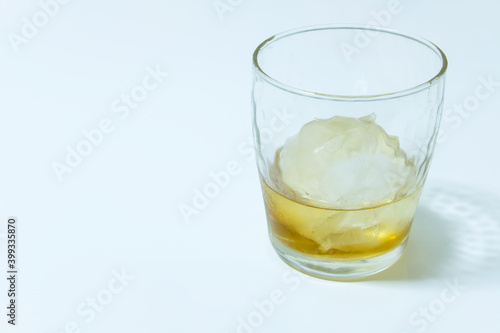 丸い氷とウイスキー