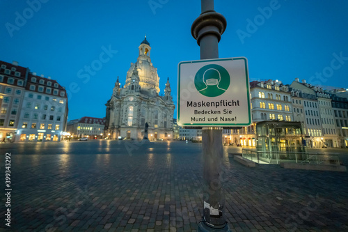 Maskenpflicht Schild aufgrund von Corona mit Frauenkirche am Neumarkt in 14 Dezember 2020 Dresden Deutschland 