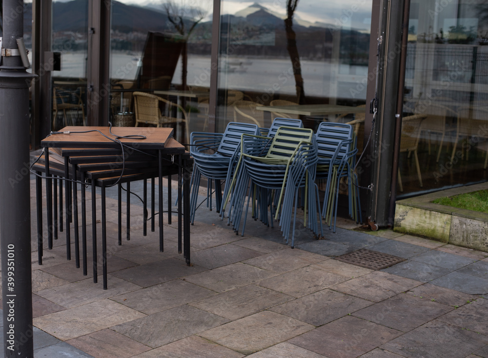 Mesas y sillas en una terraza de un bar o restaurante. 