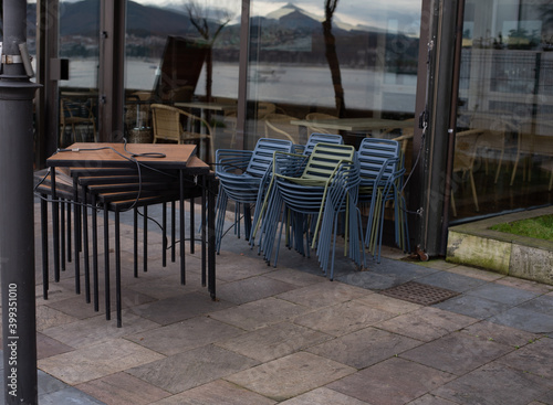 Mesas y sillas en una terraza de un bar o restaurante. 