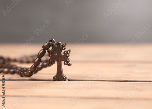 Tableau sur toile wooden cross on the table